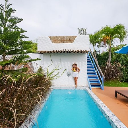 Le Resort&Villas - SHA Extra Plus Rawai Exterior foto A pool at a resort in Phuket, Thailand