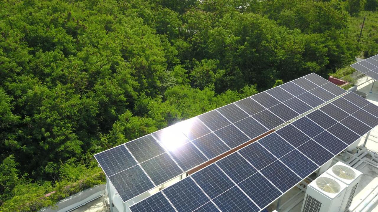 Le Resort&Villas - SHA Extra Plus Rawai Exterior foto Solar panels on the roof of the school