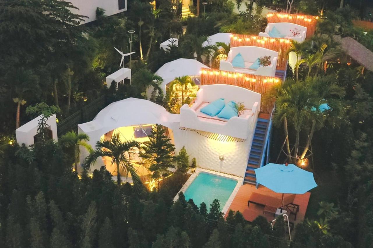 Le Resort&Villas - SHA Extra Plus Rawai Exterior foto The resort at night
