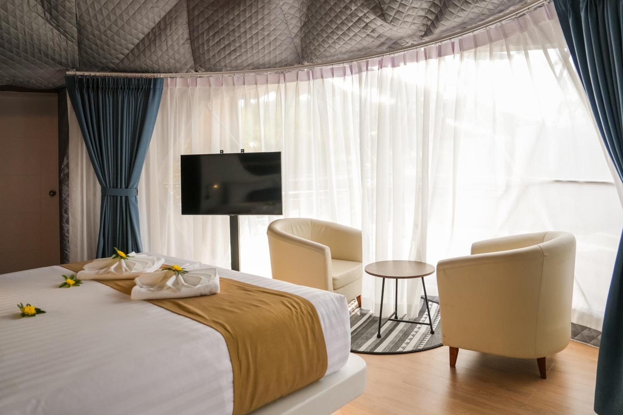 Le Resort&Villas - SHA Extra Plus Rawai Exterior foto A bedroom in the resort
