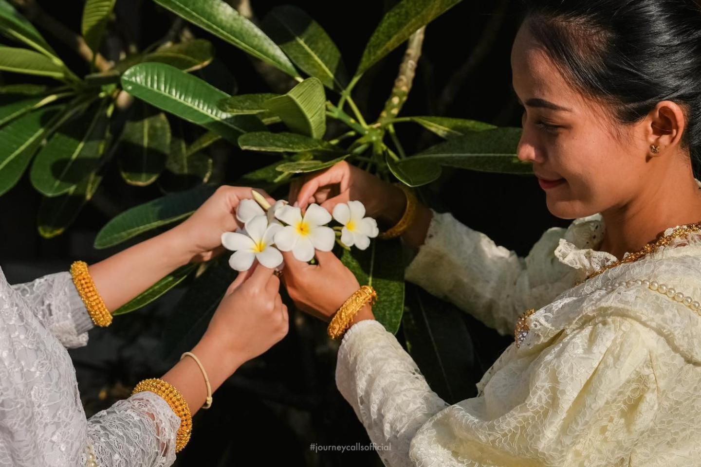 Le Resort&Villas - SHA Extra Plus Rawai Exterior foto Thai woman wearing traditional Thai dress