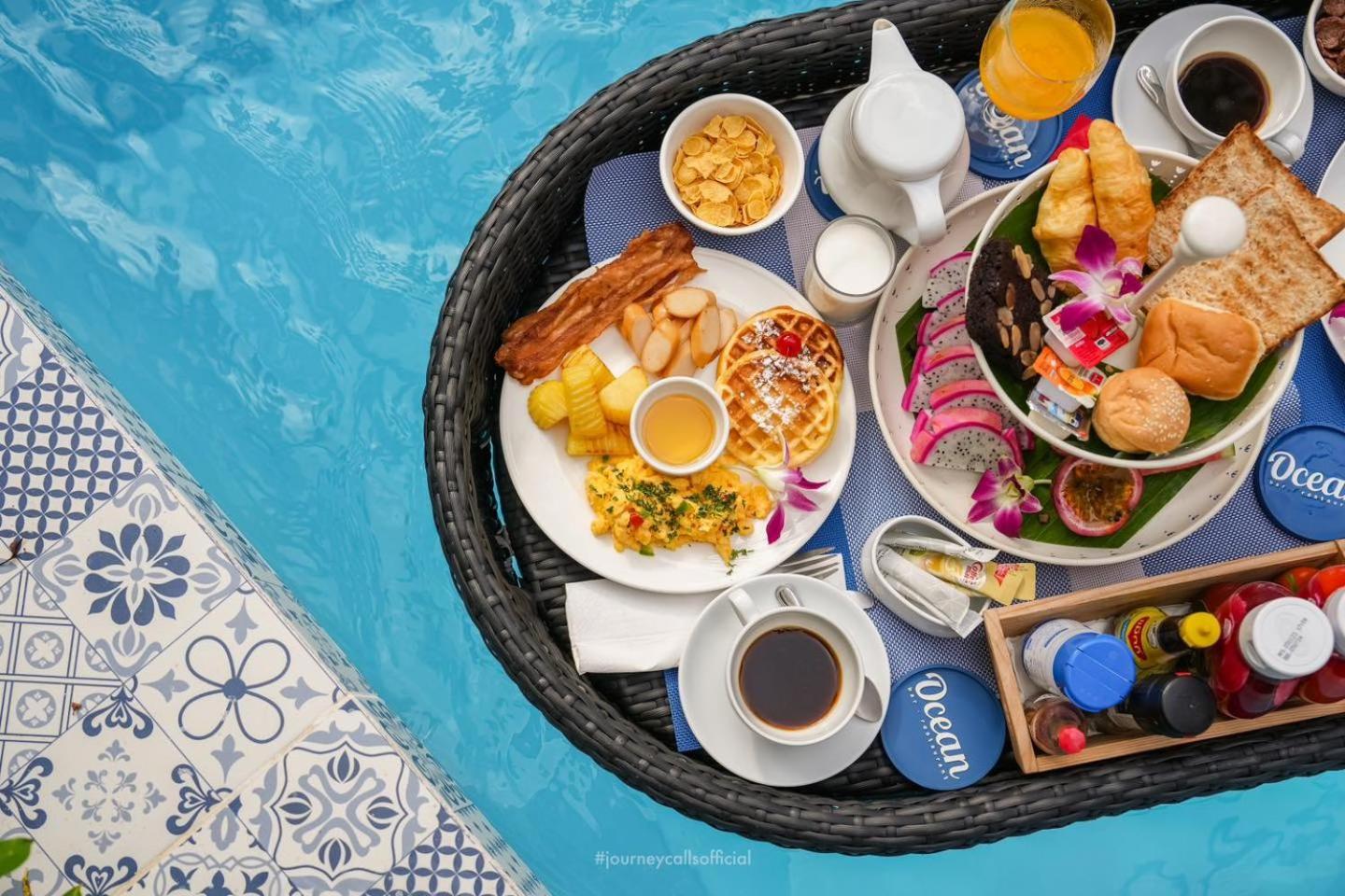 Le Resort&Villas - SHA Extra Plus Rawai Exterior foto A floating breakfast at the U Sathorn