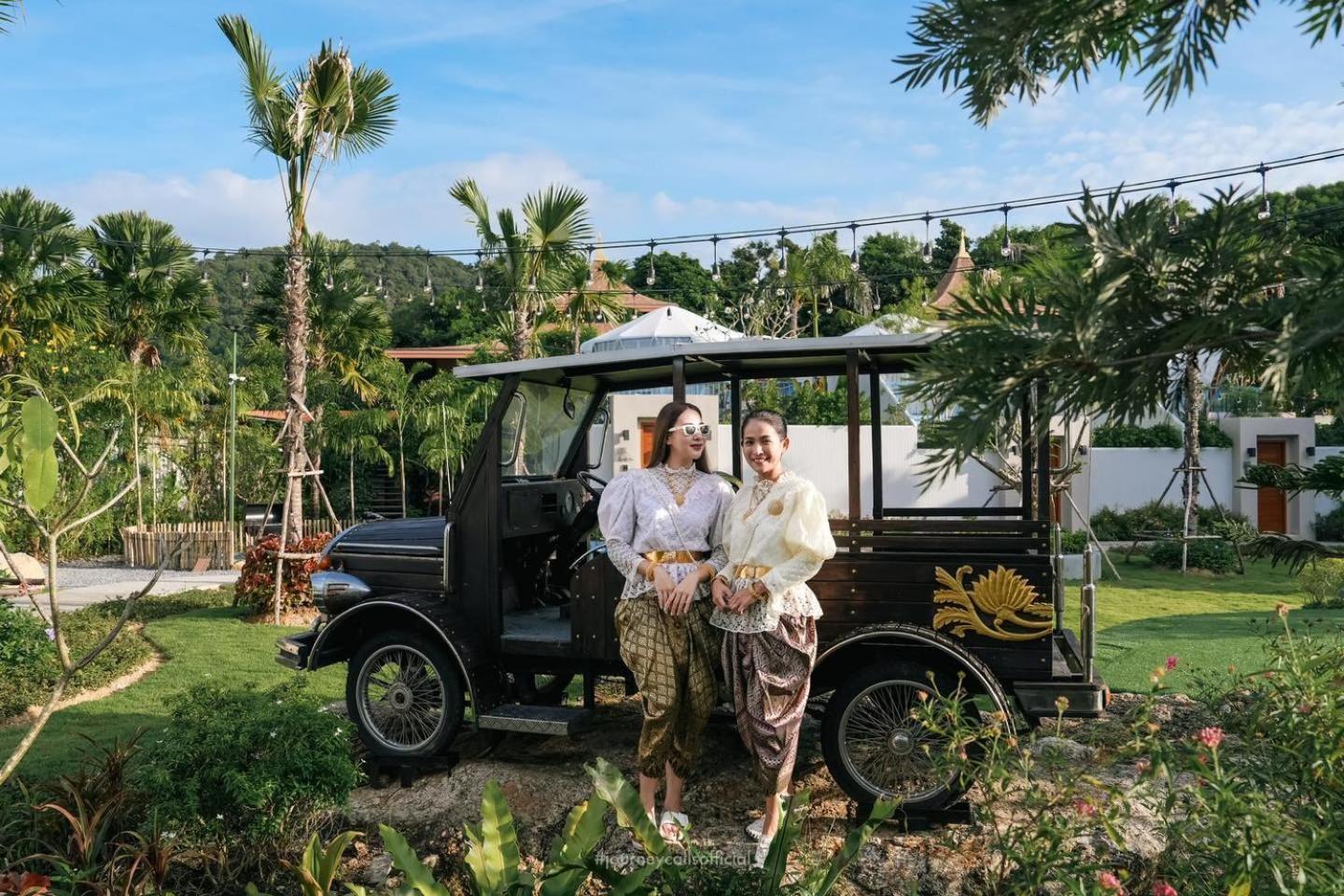 Le Resort&Villas - SHA Extra Plus Rawai Exterior foto Thai people in traditional Thai dress