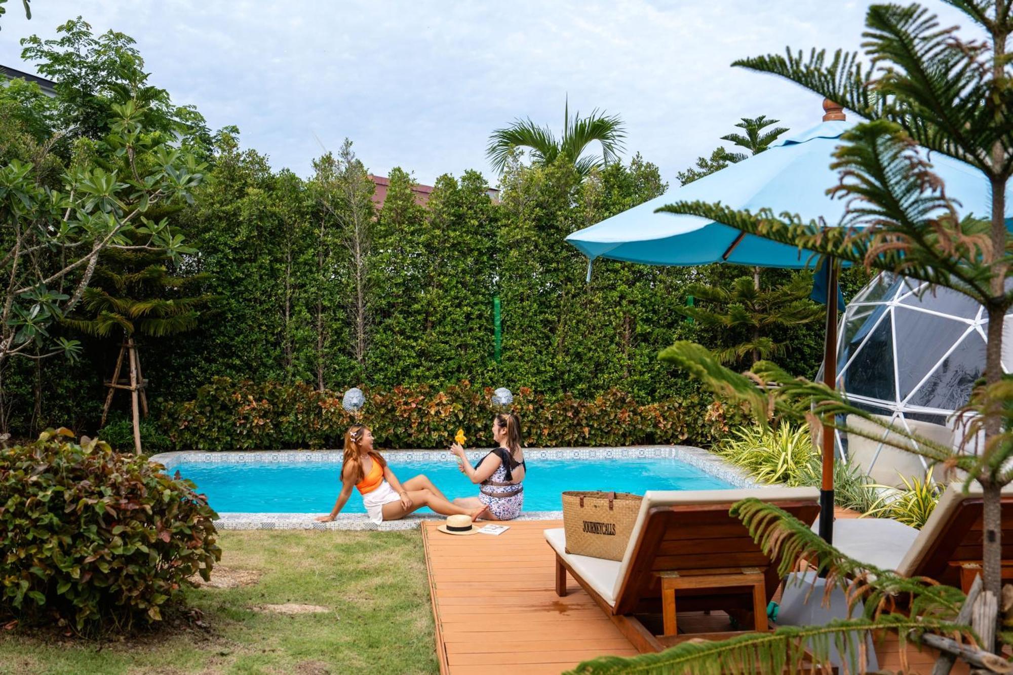 Le Resort&Villas - SHA Extra Plus Rawai Exterior foto A pool in Phuket, Thailand