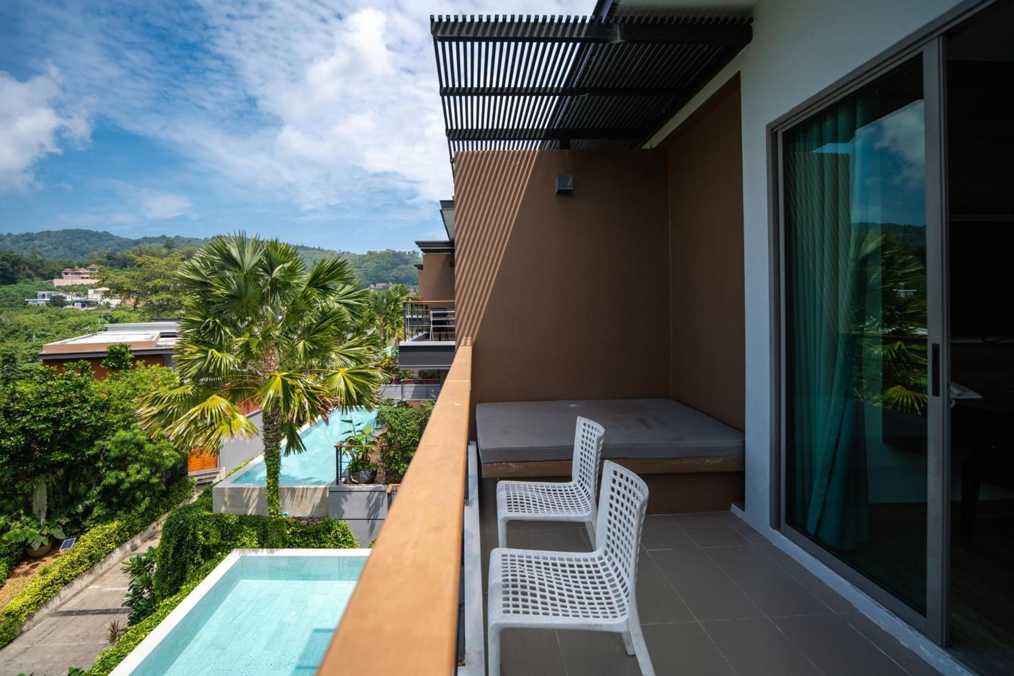 Le Resort&Villas - SHA Extra Plus Rawai Exterior foto A balcony with a view of the pool
