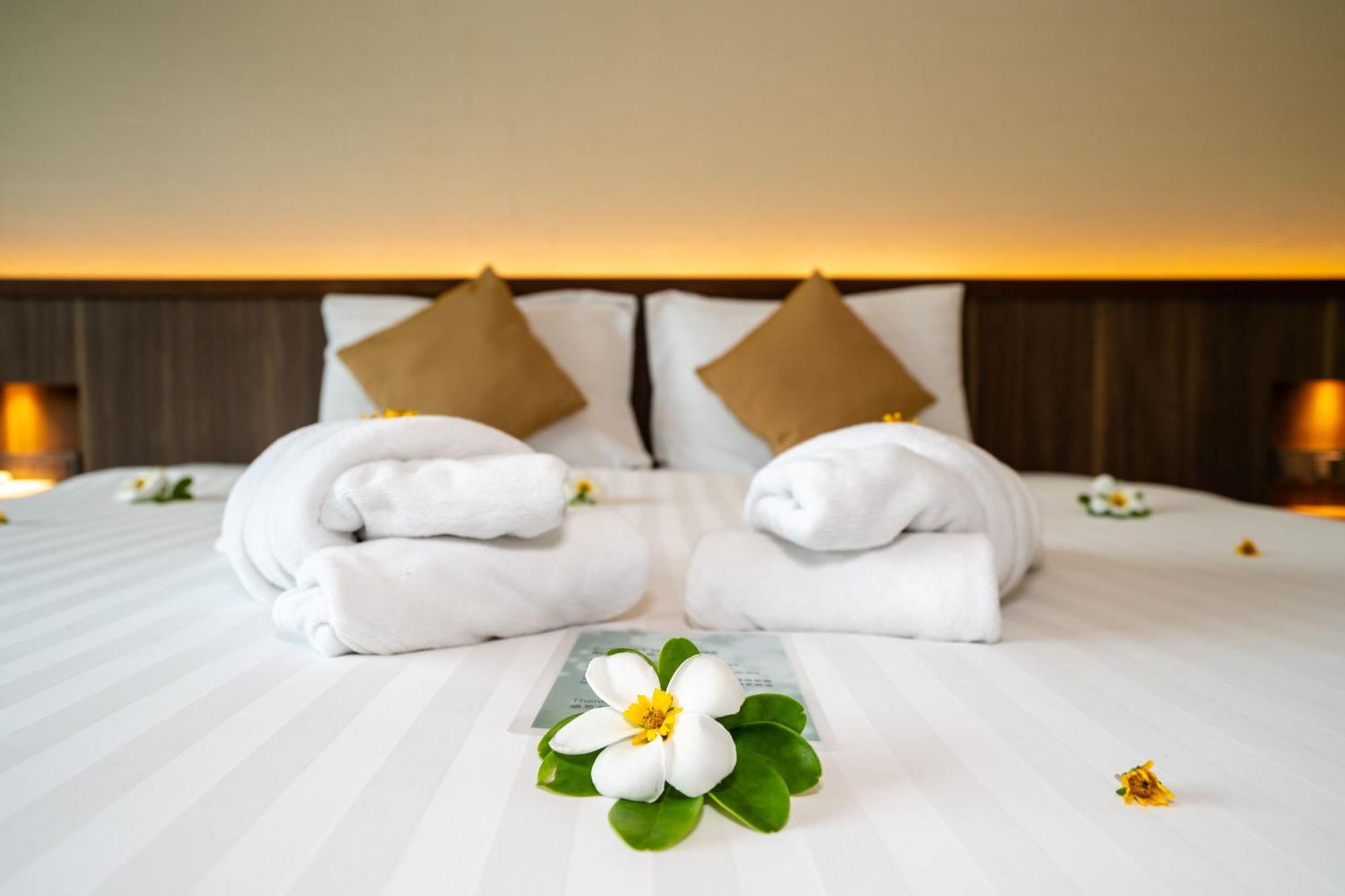 Le Resort&Villas - SHA Extra Plus Rawai Exterior foto A bed with towels and flowers