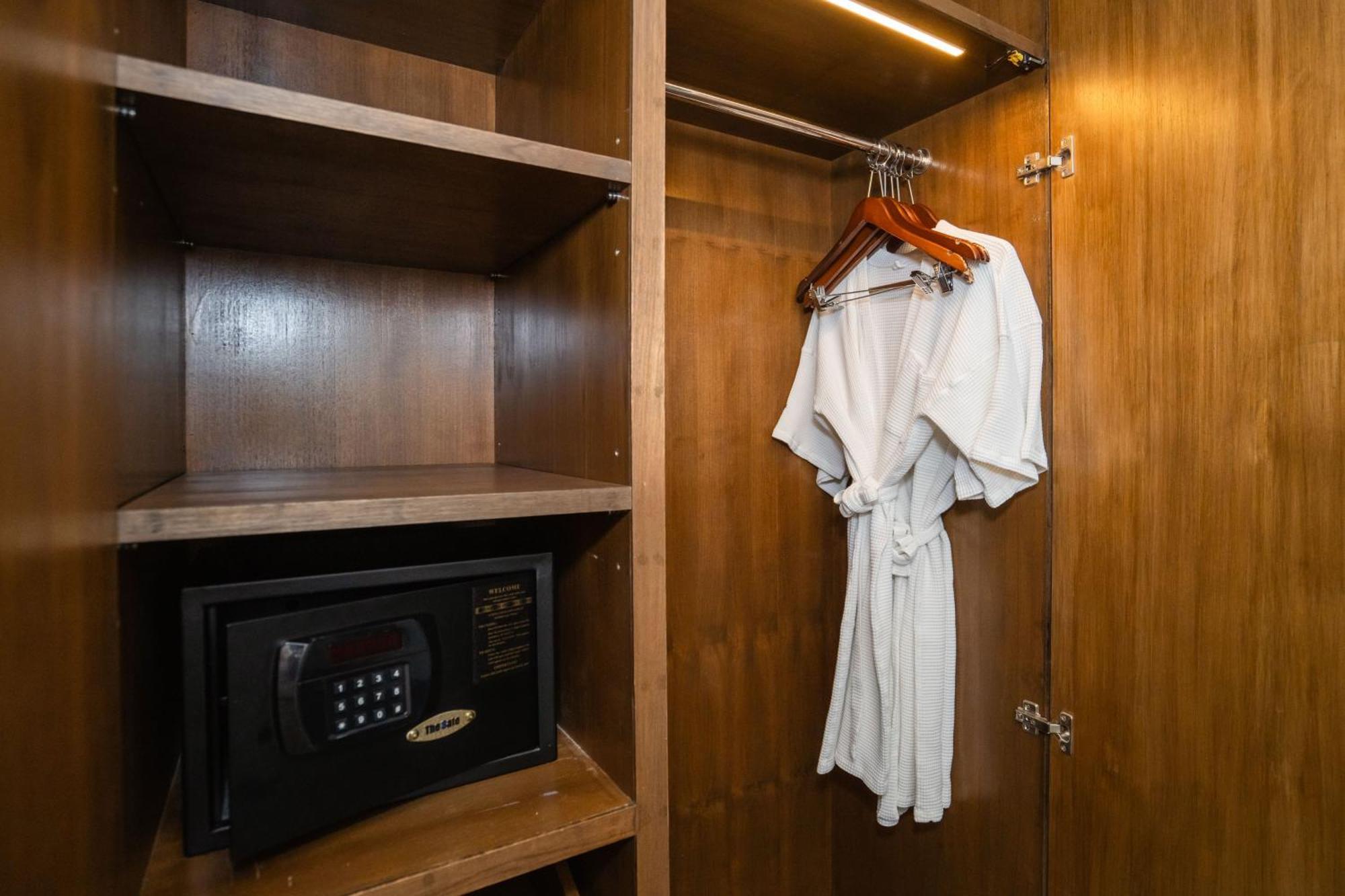 Le Resort&Villas - SHA Extra Plus Rawai Exterior foto A bathrobe hanging in a closet